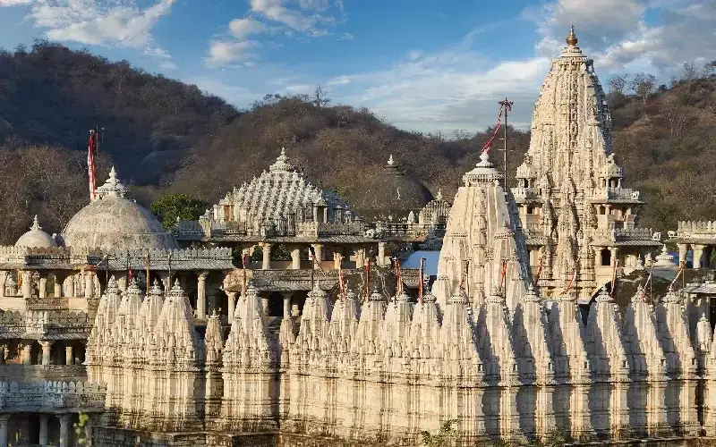 Ranakpur: Un Borgo di Pace tra le Colline del Rajasthan